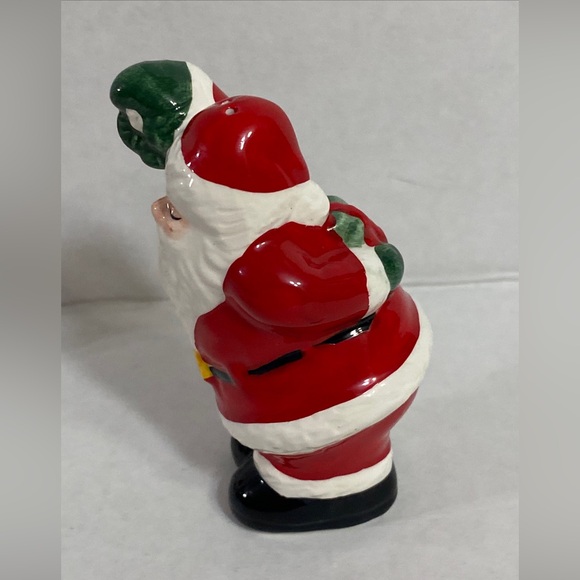 Kissing Santa And Mrs. Claus Salt and Pepper Shakers Christmas Table Kitschy - Picture 9 of 16